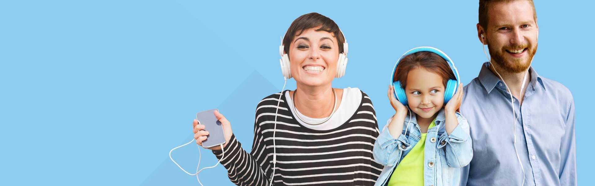 Junge Familie: Mutter, Vater und Kind haben einen Kopfhörer auf und hören Radiowerbung